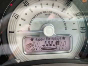 誕生日を祝ってくれる車があるんです