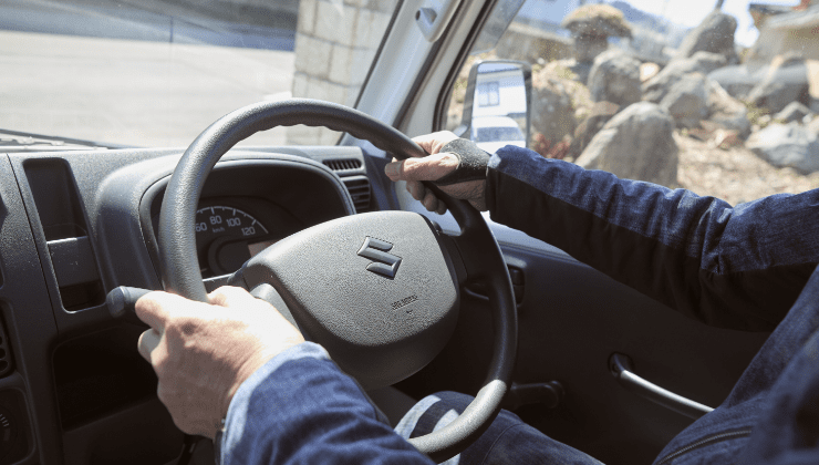 キャリイの運転ハンドルを握る手