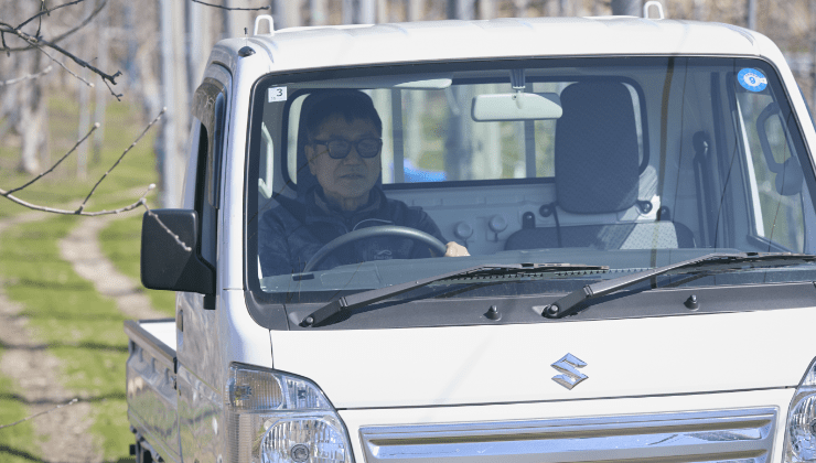 キャリイを運転するりんご農家