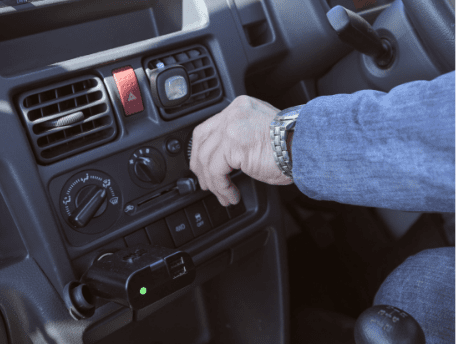 キャリイの運転操作をする手