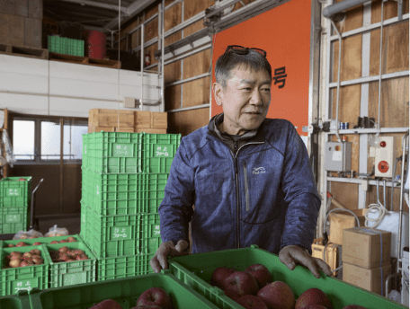 りんごについて語る農家の男性