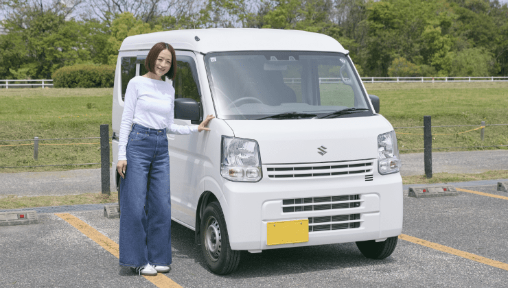 駐車場で並ぶエブリイとそのオーナー