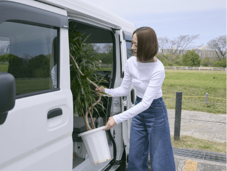 エブリイのサイドドアから植物を積み込む様子