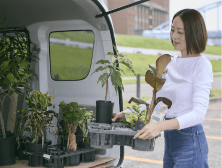 エブリイのバックドアから植物を積み込む様子