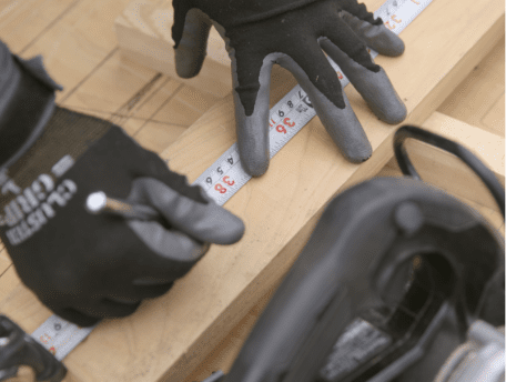 メモリを測って印を付ける大工の手元