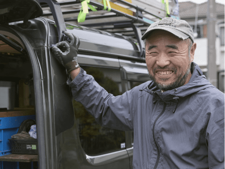 エブリイに手を沿える大工の男性