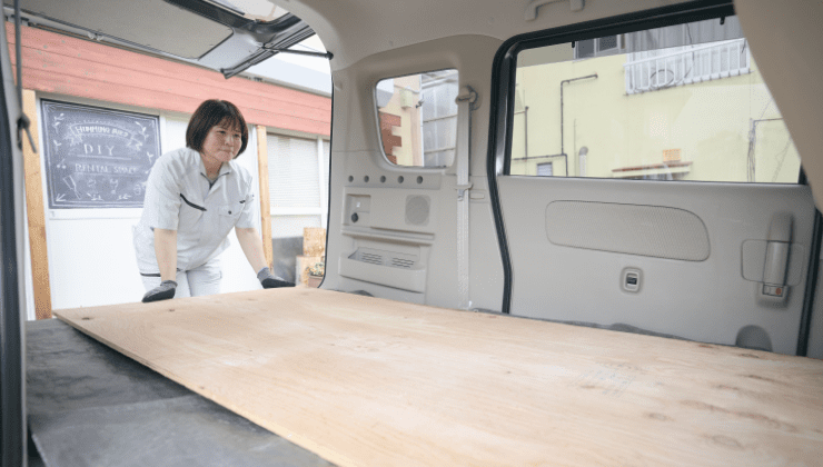 エブリイワゴンのリヤシートを格納する建築士