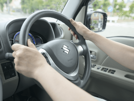 エブリイワゴンを運転する手元