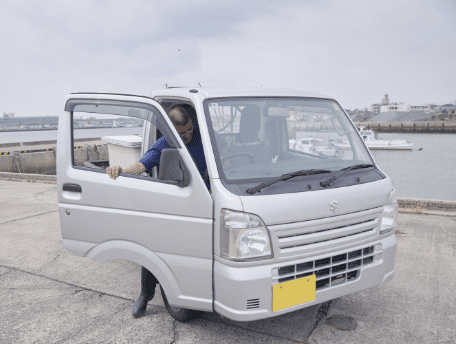 キャリイから降りる漁師