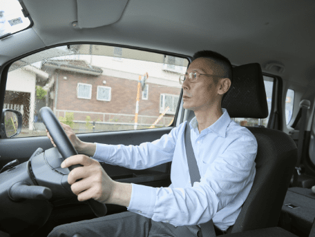 ワゴンRを運転する様子