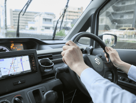 ワゴンRを運転する手元