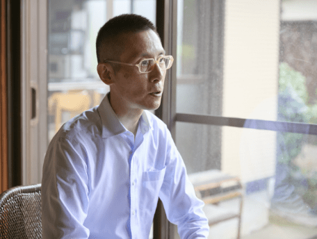 お客様の相談に乗る薬局経営者