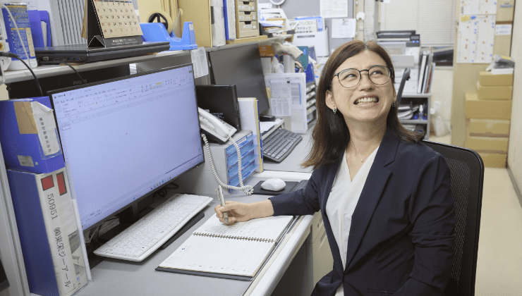 デスクワーク中の営業職の女性