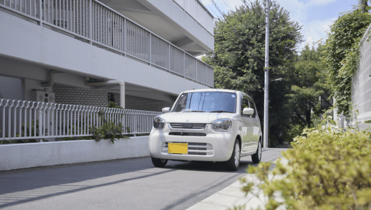 街中を走る営業車のアルト
