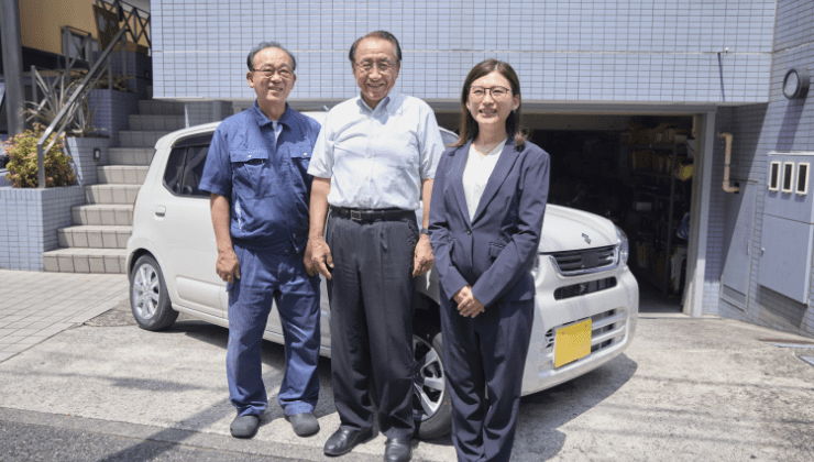 アルト前に並ぶ社長と従業員