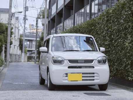街中を走るアルト