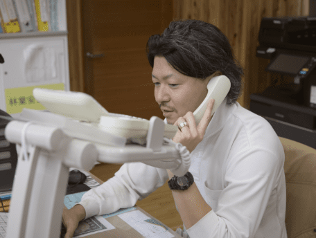 電話対応をする現場監督