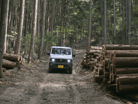 悪路を走るジムニー