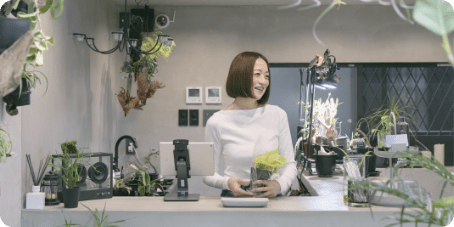 観葉植物ショップの女性