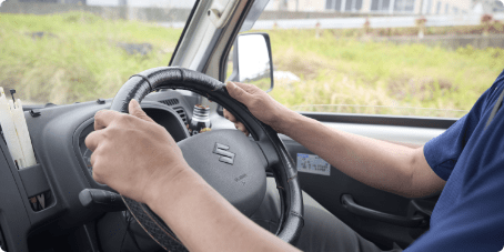 キャリイを運転する漁師の手元