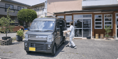 エブリイワゴンに資材を積む建築士