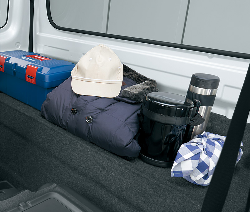 スーパーキャリイのシートバックスペースに、帽子や上着、お弁当などが置かれている様子。さっと置けるのでとても便利です。