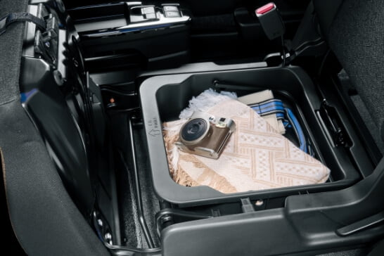 助手席シートアンダーボックス