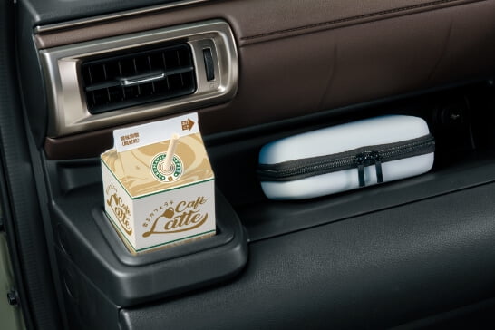 インパネドリンクホルダー(運転席、助手席)<br>インパネトレー(助手席)