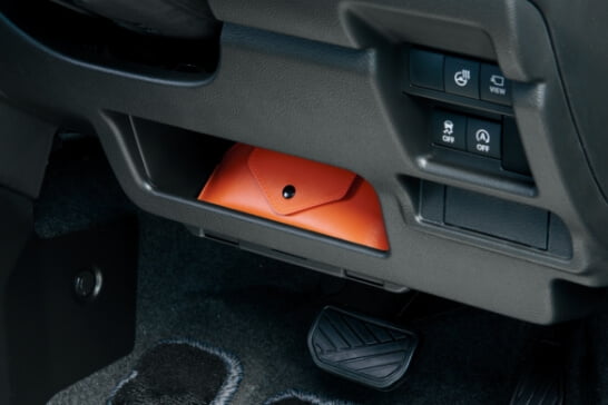 運転席アンダートレー