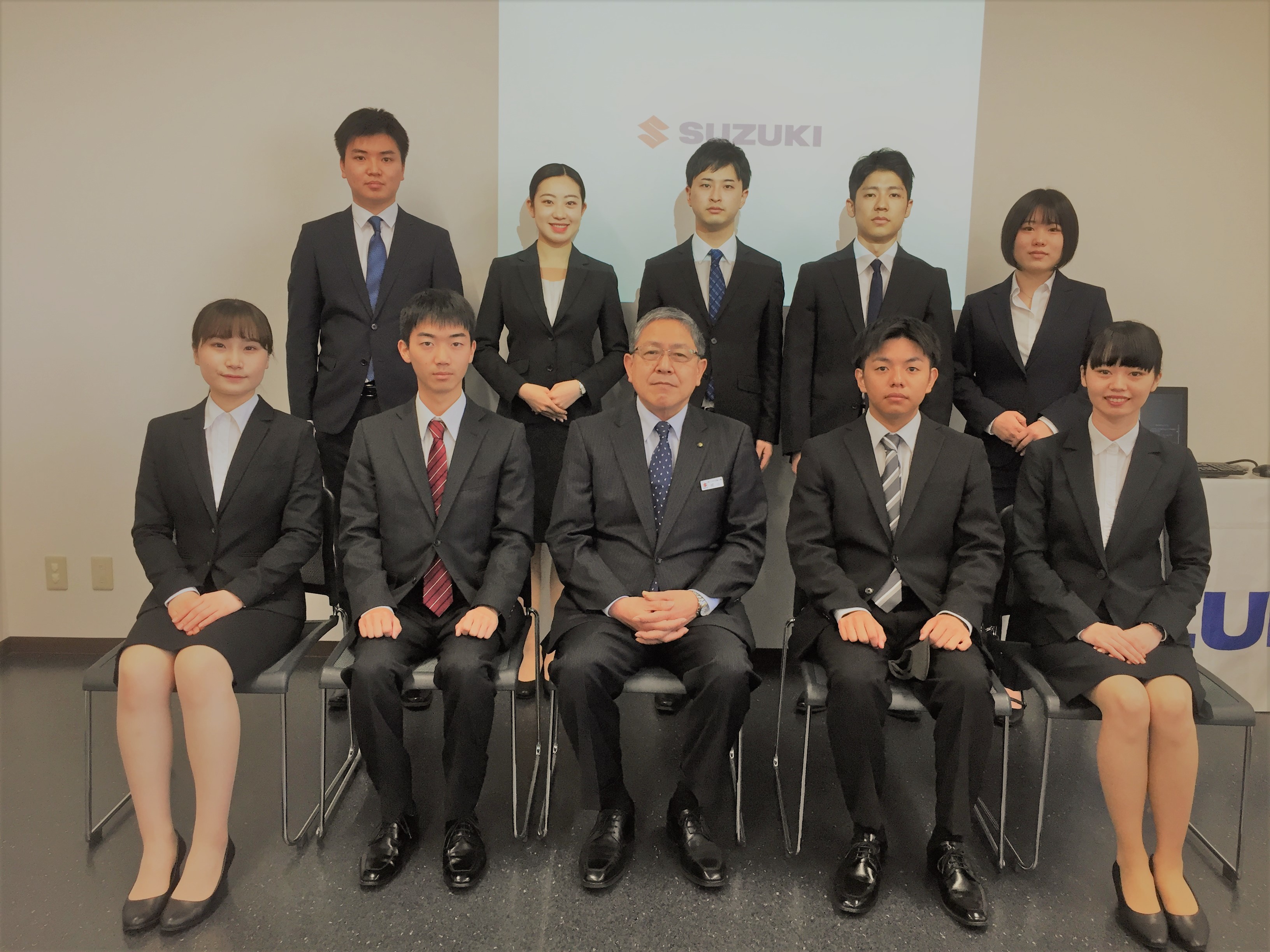 入社式　集合写真 ☆2021年度入社式を開催いたしました☆｜採用情報トピックス｜採用情報｜株式会社スズキ自販広島
