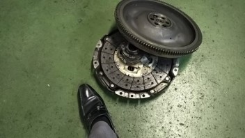 クラッチ、、、大きいです。