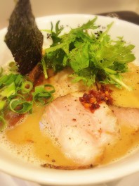 とりとん白湯ラーメン　限定３０杯　～　長岡　麺や一晃亭　～