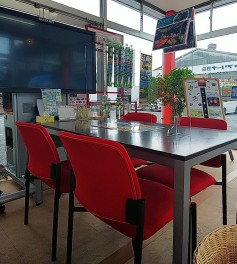 全席アクリル板を用意しました。