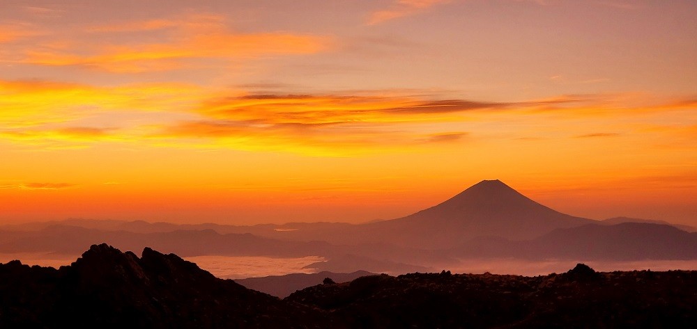 朝焼けの富士山