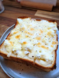 チーズと黒胡椒のトースト　＆　自家製レモネード
