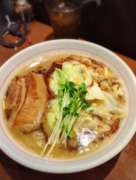 焦がしニンニクのごろっと角煮ラーメンを喰らうの巻　長岡　円満　麺人　麺狂い　麵紀行