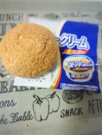 新製品紹介　シュークリーム　超バニラ風味しか勝たん　エッセルスーパーカップコラボ　Sweets男子のスイーツ巡り