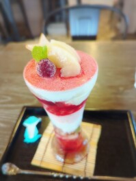 桃とベリーのパフェしか勝たん　燕市　和食カフェえん　Sweets男子のスイーツ巡り