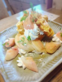 スイーツ男子の桃巡り　与板　DEKUNOBOU　桃のWaffle　Sweets男子のスイーツ巡り