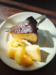 スイーツ男子の桃巡り　加茂市　KIDORI　Cafe　桃とアールグレイのバスクチーズケーキ　スイーツ男子のスイーツ巡り