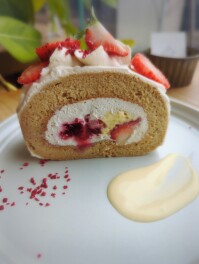 いちごとラズベリーのミルクティーシフォンロールを喰らうの巻