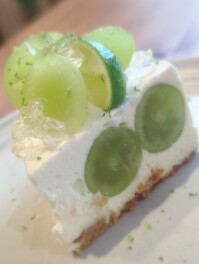 シャインマスカットとすだちのレアチーズ　燕市　Bloomy　cafe　Sweets男子のスイーツ巡り