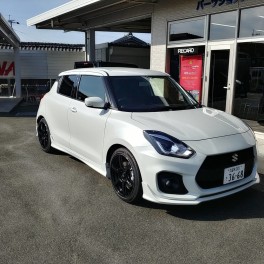 試乗車スイフトスポーツWhite Edition入荷　NEWパーツ取付