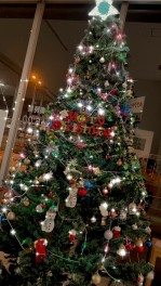 大きい　クリスマスツリー　飾ったよ