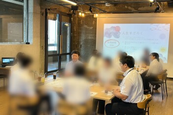 実際に働くスタッフの「本音を聞く！」　＜”べにぱな”コラボ企画＞学生の皆様と営業職社員との「座談会」を開催しました！