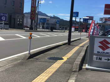 歩行者や自転車にはお気を付け下さい。