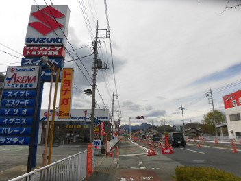 現在、当店の前の富岡バイパス（国道254）が交差点を増やす工事中となっております。