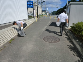 地域のごみ拾いを行いました☆