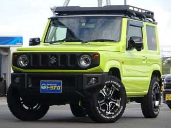 程よくカスタムされたジムニーXCの中古車が入荷しました。R5年車の走行7434ｋｍの4ＡＴ車です。