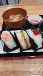 長年おにぎりを握り続けてきたお母さんの味「わっちのおにぎり」